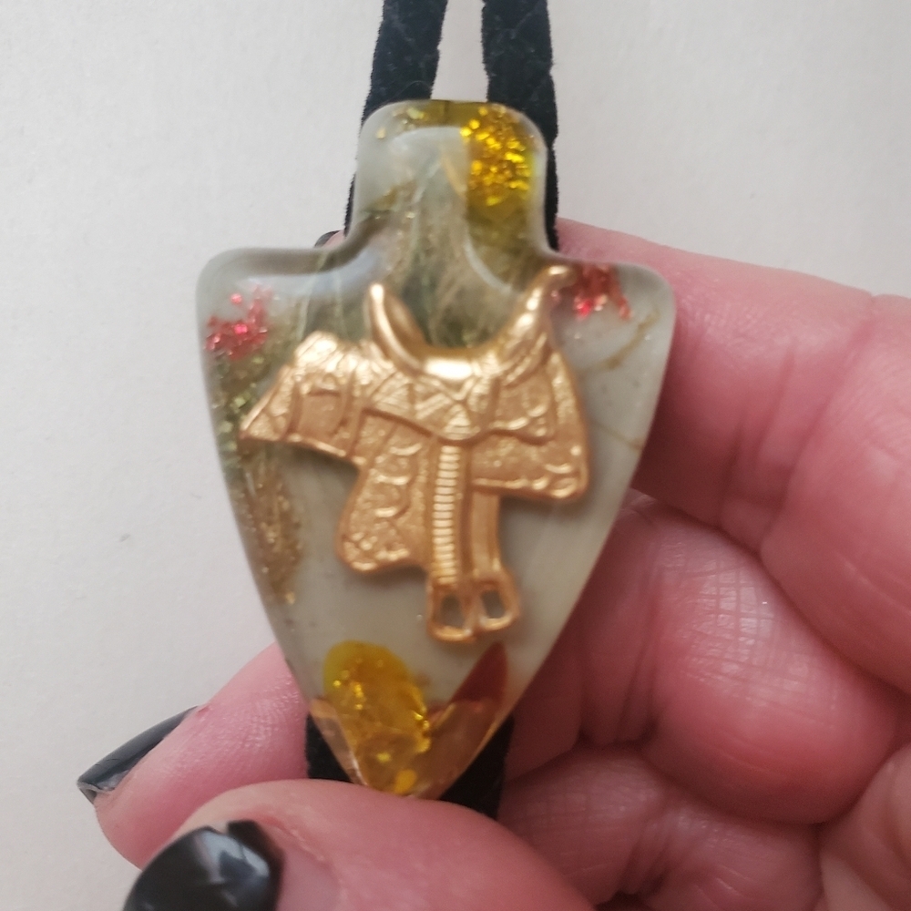 VINTAGE BOLO TIE WESTERN GOLDEN SADDLE. ARROWHEAD SHAPE. BLACK CORD - Picture 3 of 7